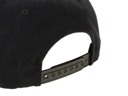Cap with snapback in black